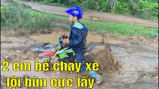 Em bé 7 tuổi chạy cào cào lội bùn cực lầy