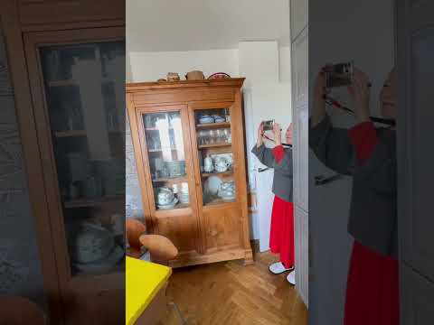 木製家具を備えた小さなパリ風のバルコニー