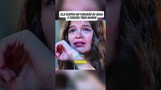 ELA CUSPIU UM TUBARÃO DE ÁGUA E CHOCOU TODO MUNDO. #filmee #filmesnovos #filmes
