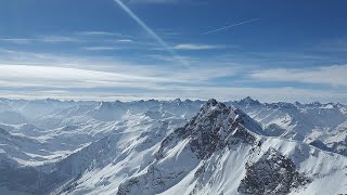 why is the colour of the clear sky is blue?