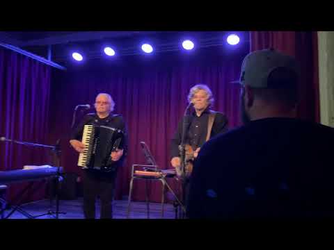M. A. Numminen & Pedro Hietanen: Minä soitan harmonikkaa (live)