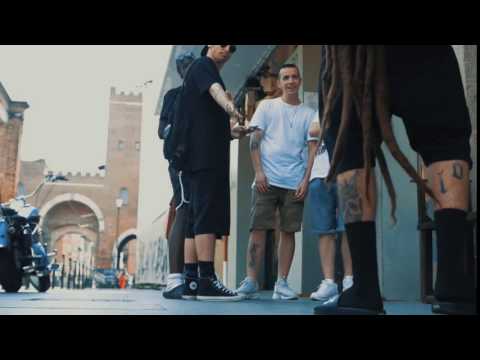 VACCA VIENE PRESO IN GIRO PER LE CALZE E LE CIABATTE