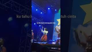 Download lagu Tiara Andini's First Live Eyeball Fight 👀🦋 Dance Performance mp3