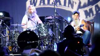 SEASICK STEVE - 'Thats all' (with JPJ of Led Zeppelin) at Byron Bay Bluefest 2012