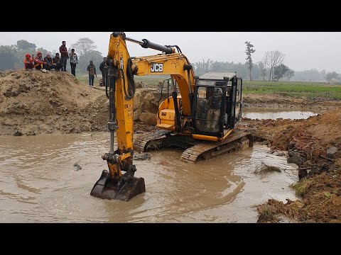 JCB Excavator Breaking and Throwing Out Bridge Wall - JCB Excavator Video