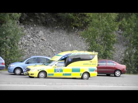 Ambulans 333-9110 anländer till trafikolycka