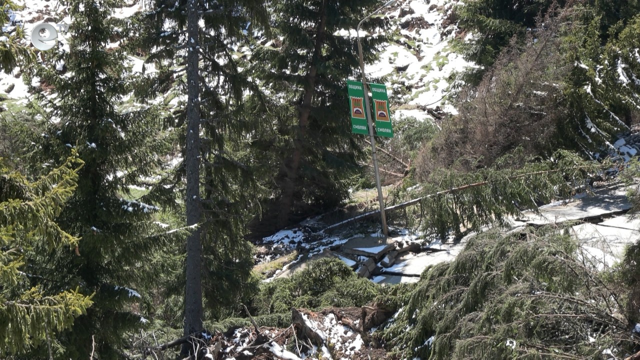Четвърти ден главният път Смолян - Пампорово остава затворен заради огромното свлачище