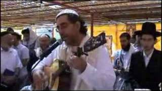 Benyamin Steinberg at the Carlebach Minyan-Hebron Sukot 2007 (הזמר והיוצר בנימין שטיינברג) - התמונה מוצגת ישירות מתוך אתר האינטרנט יוטיוב. זכויות היוצרים בתמונה שייכות ליוצרה. קישור קרדיט למקור התוכן נמצא בתוך דף הסרטון