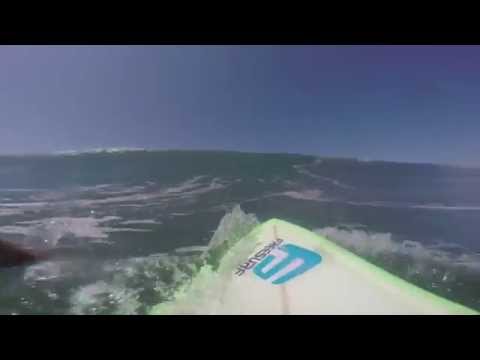 Surfer swallowed by massive wave  // Surfista engolido por onda gigante