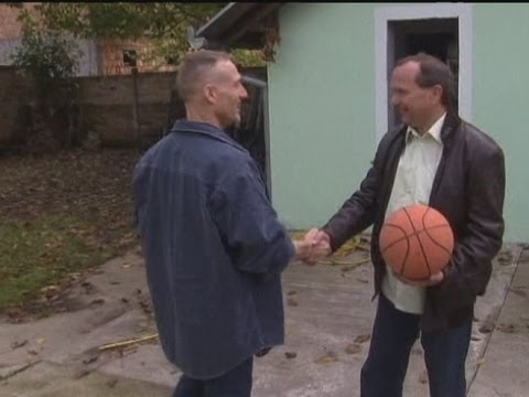 Nach dem Krieg von 1999 entsteht eine ungewöhnliche Freundschaft zwischen amerikanischen und serb...