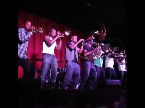 Hypnotic brass ensemble live in Chicago (Acurryfilms)