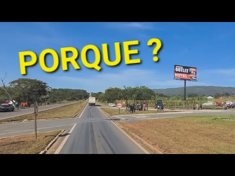 Tanto de gente esperando pra pegar a carga desse caminhão que tombou em Jaraguá Goiás. 