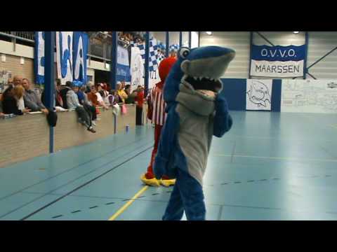 OVVO/De Kroon - Fortuna/MHIR - Fortunezen rennen rond in OVVO-hal en de rivaliteit van de mascottes