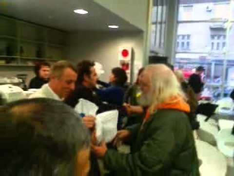 Pekinška patka deli novogodišnje panketiće