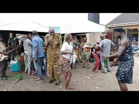 Chief Danny Kay performing live at Ogbuefi Desmond traditional marriage