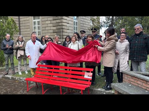 Una panchina rossa davanti all’ospedale di Castel del Piano