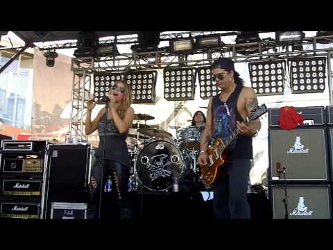 Slash w Fergie   Beautiful Dangerous   Sound Check   HD
