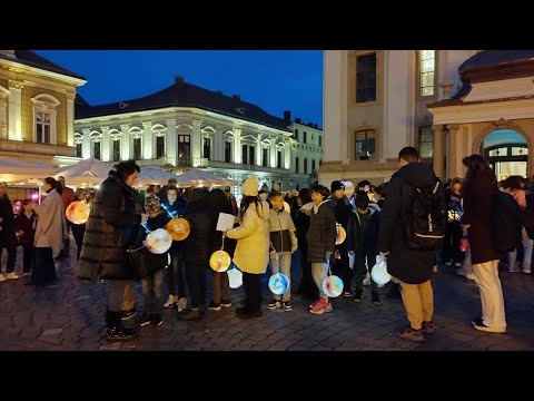 Sărbătoarea lampioanelor | Elevii claselor primare de la „Nikolaus Lenau” din Timișoara l-au sărbătorit pe Sfântul Martin la Domul Romano - Catolic