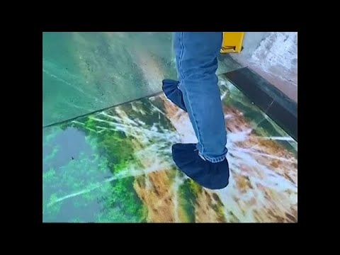 New glass skywalk opens in China