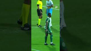 CHAPECOENSE APROVEITA FALHA DA DEFESA DO GRÊMIO E ARBITRAGEM ASSINALA PÊNALTI | #shorts | ge.globo