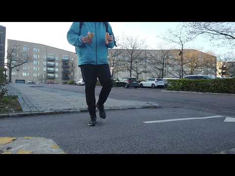 MongoTV_11796 - SPISER 1 BILLIG FRANSK HOTDOG I SOLNEDGANG EN BLÆSENDE MANDAG AFTEN FORÅR 2023