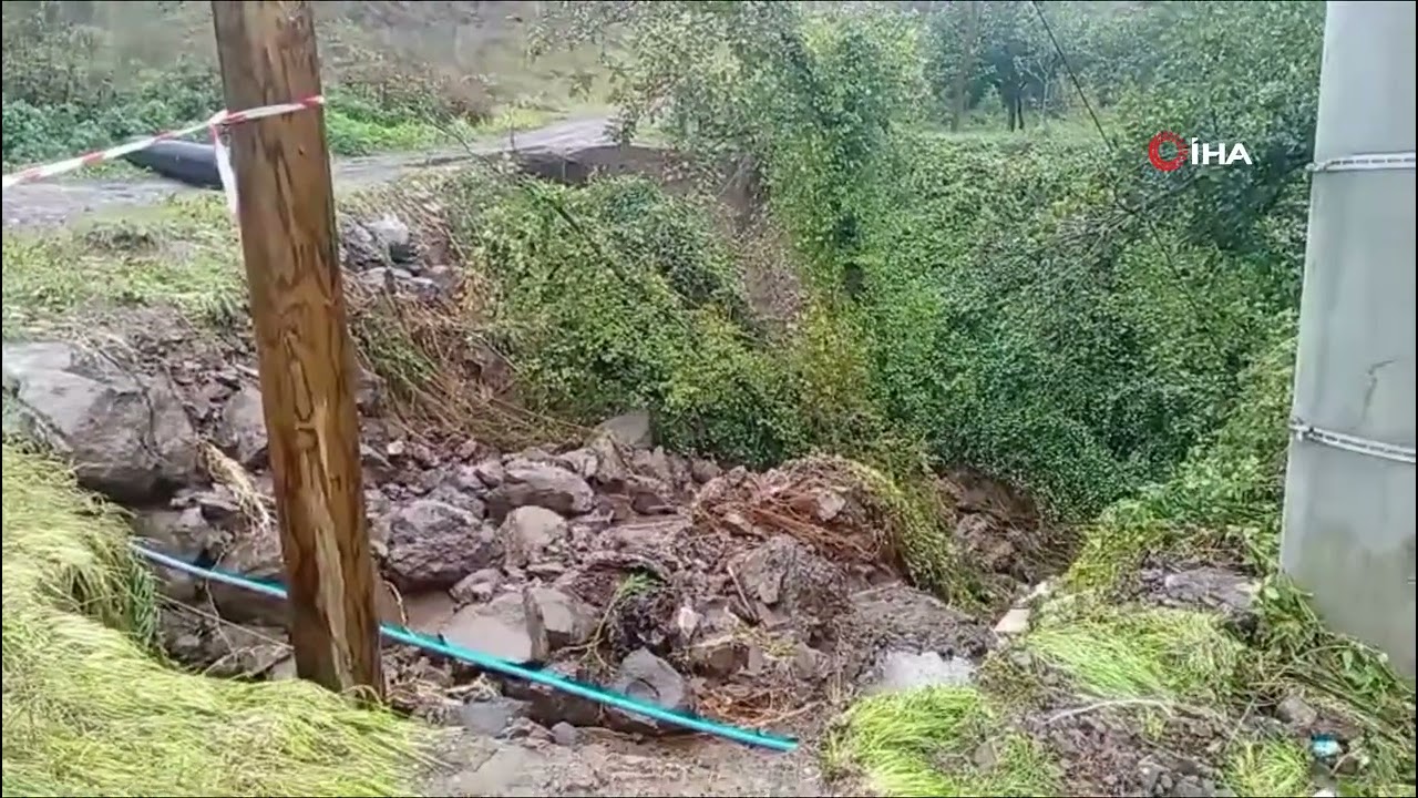Yağışlar nedeniyle tali yol çöktü, mahalleli barikat kurdu