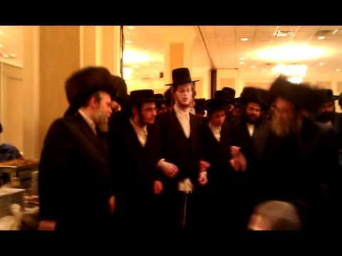 Spinka rabbi dancing mitzve tantz