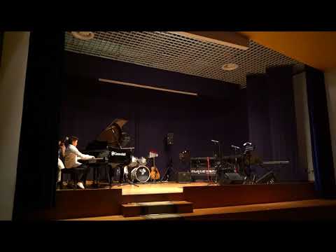 Mario Grimaldi si esibisce al  Saggio di Fine anno di Musicarmony