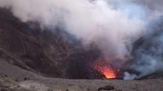preview picture of video 'Eruption of Mt. Yasur, from the summit'