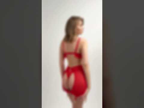 Feminine, but never predictable.This red set was made to turn glances into gazes. WHITERVBBIT🐇