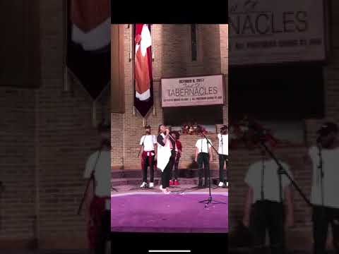 The Walls Group sing with @LisaKnowlesSmith  during the Latitude Tour