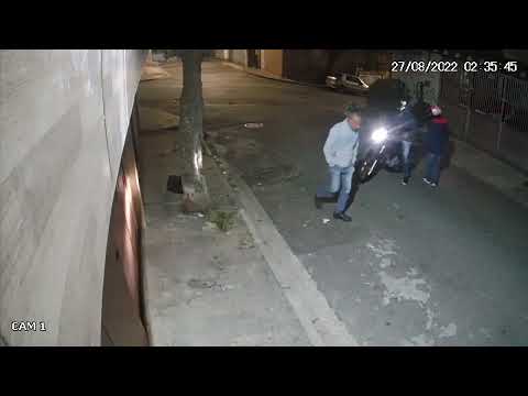 roubo de celular a um pedestre, dois cara numa XRE AZUL.