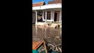 preview picture of video 'Gelombang Besar air Laut Sampai Masuk Rumah Pesisir pantai Karang Harjo'