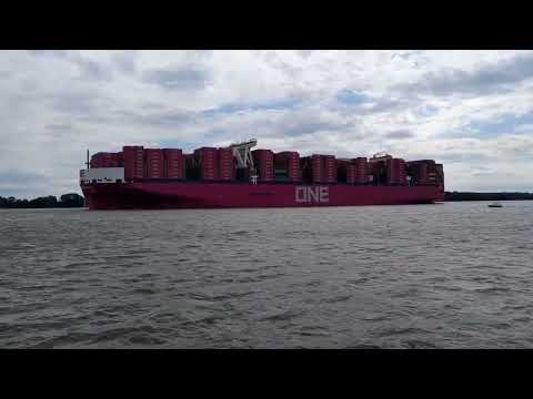 das zweit größte Containerschiff der Welt gestern Nachmittag in Hamburg eingelaufen