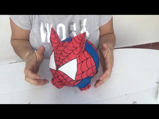 Vídeo relacionado con out of The Blue - Hucha, diseño de Cerdo con Martillo (14 x 12 cm), Multicolor