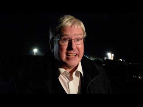 Brandenburger Wirtschafts Chef Politiker in Grünheide vor der Giga Factory