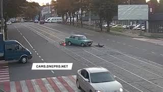В Каменском мотоциклист упал под машину