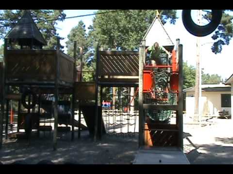 Även stora barn kan ha roligt på en lekplats