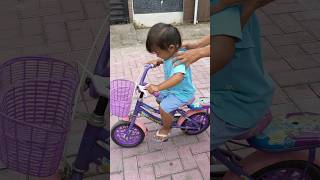 Download lagu My sister is learning to ride a two-wheeled bicycle. mp3