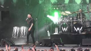 Marilyn Manson cuts himself while singing