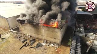 INCENDIO DE NAVE INDUSTRIAL A VISTA DE DRONE. BOMBEROS CÓRDOBA