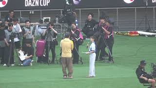 Jリーグオールスターで小木博明さん＆秋元真夏さんに登場！準決勝の試合前に選手のプライベートのこだわりについて紹介します！（後ろ姿）