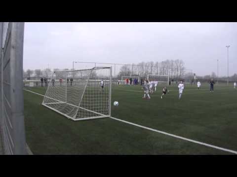 Own Hol (Tricht E1) scoort er lustig op los tegen Lekvogels E1 (16 februari 2013)