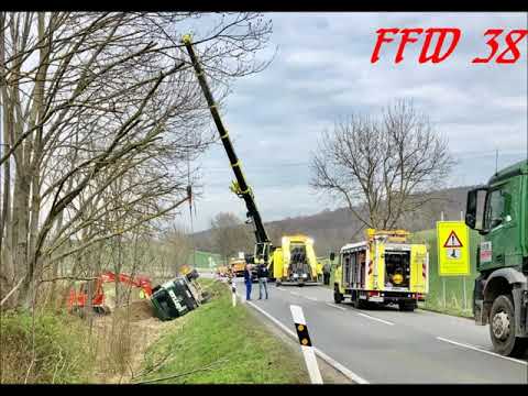 FFW 38 TV - 19.03.2020, 40-Tonner voller Erdaushub fuhr in den Straßengraben und kippt um