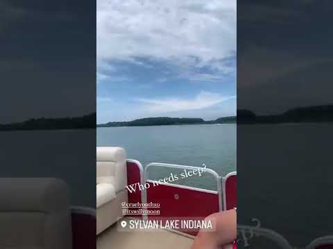 Teddy Sinclair and Willy Moon give a wave 👋