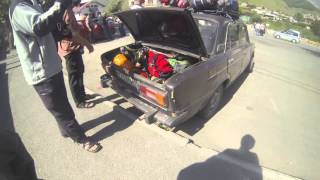 preview picture of video '2013-08-02 - Four backpackers packign into Lada'