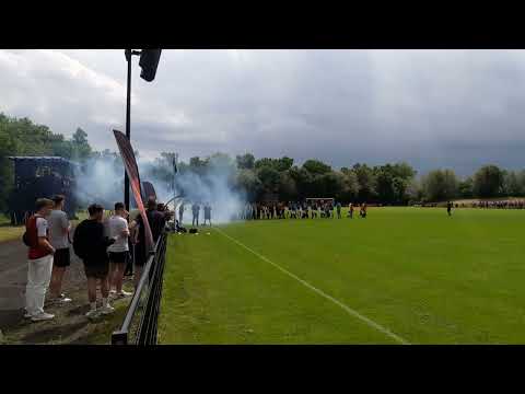 Ishøj IF - Greve Fodbold 2-2 røyk og pyro når spillerne kommer inn på Ishøj Stadion 11.06.2022