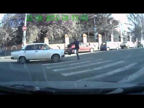 Pedestrian Takes Revenge on Lada Driver - www.popieprzone.pl