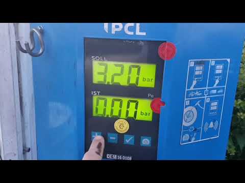 Autoreifen  Aufpumpen Tankstelle. Gonflage des pneus de voiture à la station-service.