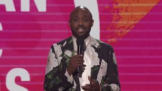 Wayne Brady Introduces Yola - AMAs 2022